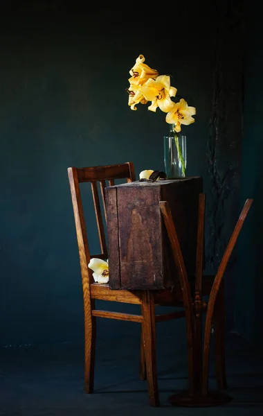 Stilleven Met Bloemen Oude Vintage Meubels Donkere Kamer — Stockfoto