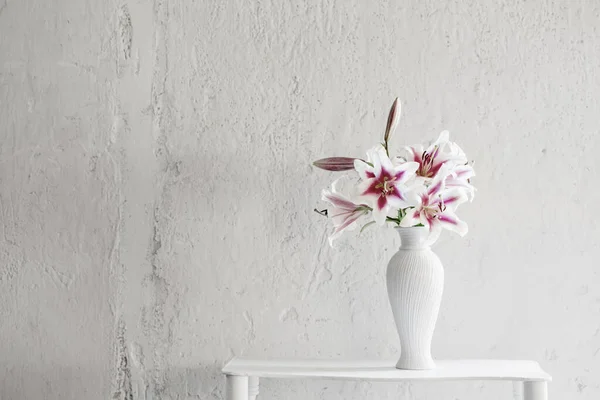 Piękne Lilie Ceramicznym Wazonie Tle Białej Ściany — Zdjęcie stockowe