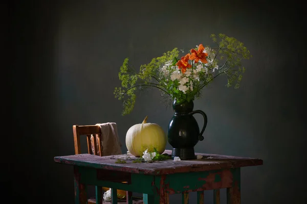 古い木のテーブルの上にセラミックジャグとカボチャのディルとヴィンテージ花束 — ストック写真