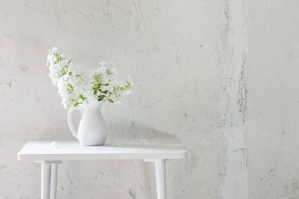 白色背景的老式木制桌子上花瓶中的漏斗 — 图库照片