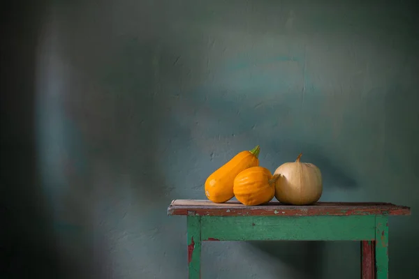 Zucche Arancioni Vecchio Tavolo Legno Sfondo Parete Verde — Foto Stock