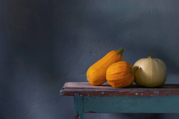 Zucche Arancioni Vecchio Tavolo Legno Sfondo Parete Verde — Foto Stock