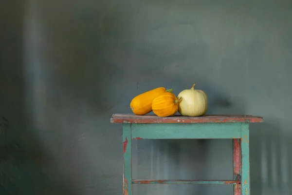 Orangefarbene Kürbisse Auf Altem Holztisch Vor Grünem Hintergrund — Stockfoto