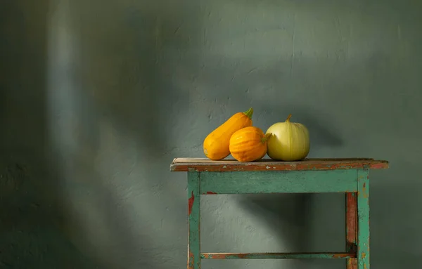 Narancs Tök Régi Asztal Háttér Zöld Fal — Stock Fotó