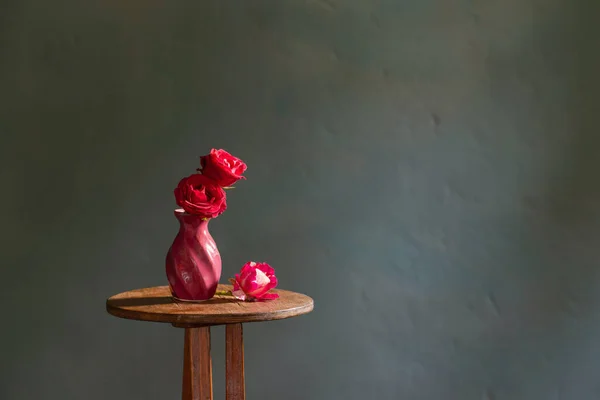 Red Roses Ceramic Vase Background Blue Dark Wall — Stock Photo, Image