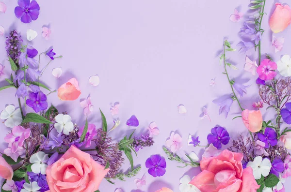 Renkli Kağıtta Yaz Çiçeklerinin Deseni — Stok fotoğraf