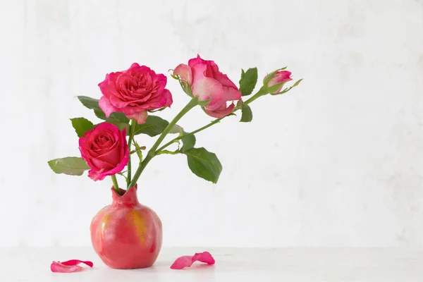 Розовые Розы Розовой Вазе Фоне Старой Белой Стены — стоковое фото