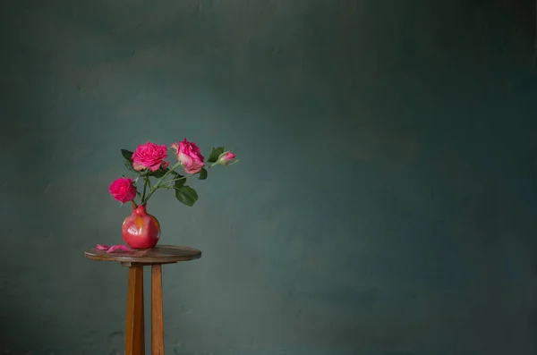 Ροζ Τριαντάφυλλα Ροζ Βάζο Στο Φόντο Σκούρο Πράσινο Τοίχο — Φωτογραφία Αρχείου