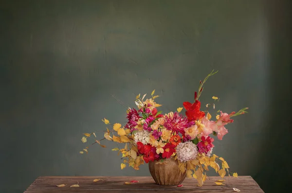 秋天的花束 红色和黄色的花在陶瓷花瓶黑暗的背景 — 图库照片
