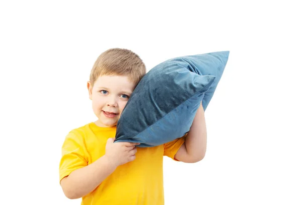 白い背景に枕を持つ面白い男の子 — ストック写真