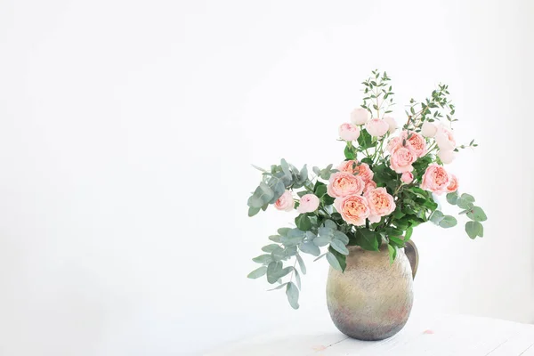 白色背景陶瓷壶中的牡丹玫瑰束 — 图库照片