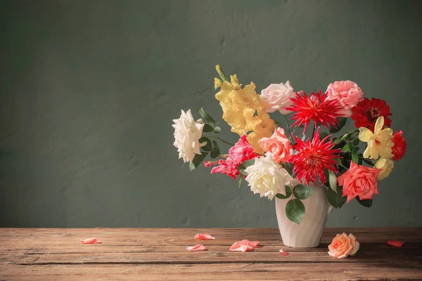 Bukett Röda Och Gula Blommor Vit Vas Mörk Bakgrund — Stockfoto