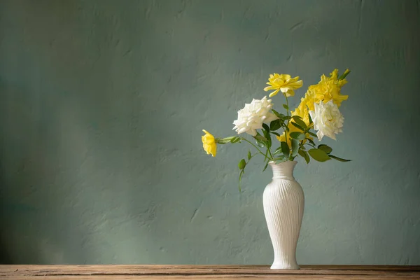 Roses White Vase Wooden Table Background Dark Wall — Stock Photo, Image