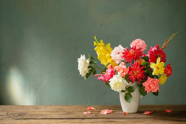 Bukett Röda Och Gula Blommor Vit Vas Mörk Bakgrund — Stockfoto