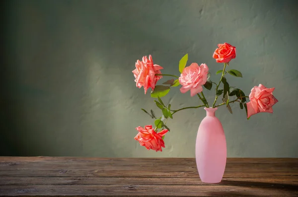 Ροζ Τριαντάφυλλα Γυάλινο Ροζ Βάζο Ξύλινο Τραπέζι Φόντο Σκούρο Τοίχο — Φωτογραφία Αρχείου