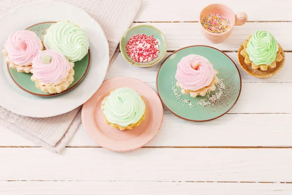 Cupcakes Piring Pada Latar Belakang Kayu Putih — Stok Foto