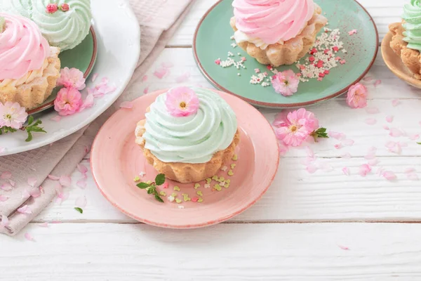 Розовые Зеленые Кексы Весенними Цветами Белом Деревянном Фоне — стоковое фото