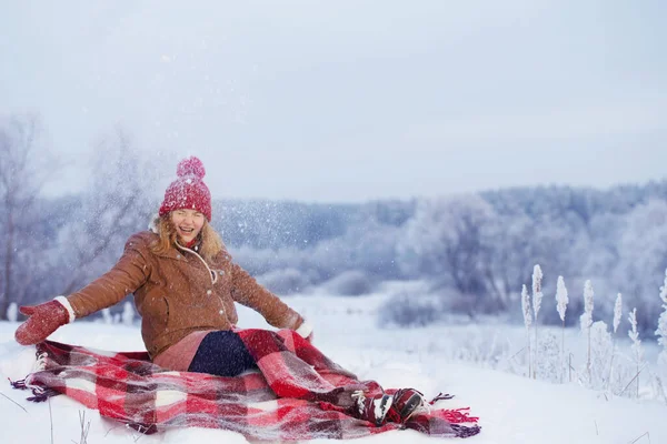 Schöne Teen Mädchen Auf Plaid Schnee — Stockfoto