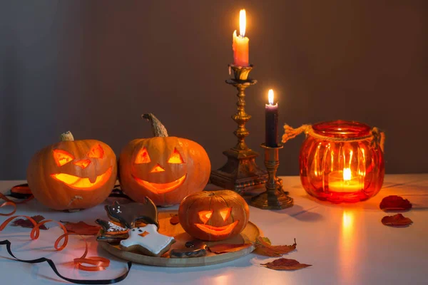 Halloween Pumpor Med Brinnande Ljus Vitt Bord — Stockfoto