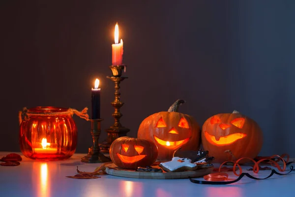 Halloween Kürbisse Mit Brennenden Kerzen Auf Weißem Tisch — Stockfoto