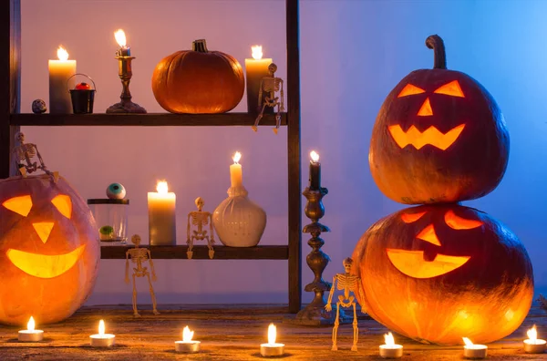 Halloween Pompoenen Met Kaarsen Houten Tafel — Stockfoto