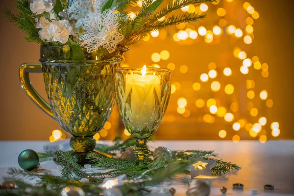 Weihnachtsstillleben Mit Tannenzweig Kerzen Und Lichtern — Stockfoto