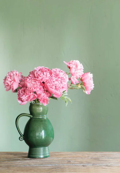 Pivoines Roses Dans Une Cruche Céramique Sur Fond Vert — Photo