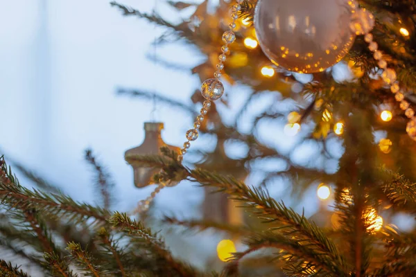 크리스마스 트리에 데코를 — 스톡 사진