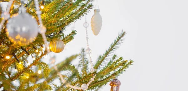 Árvore Natal Com Decoração Perto — Fotografia de Stock