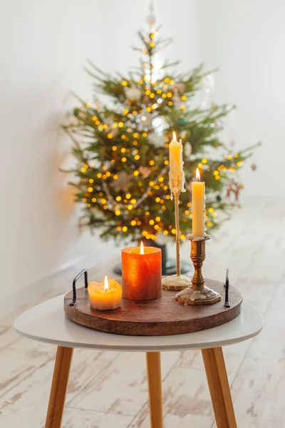 Evdeki Arka Plandaki Noel Ağacında Mum Yakmak — Stok fotoğraf