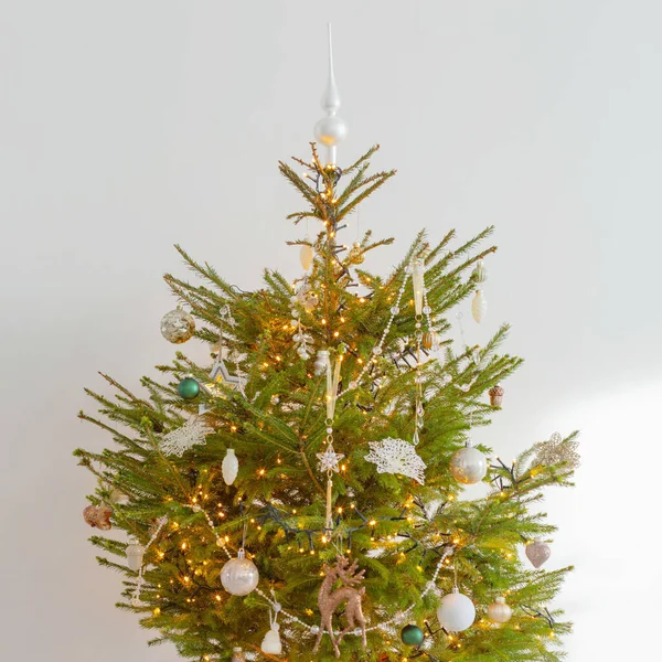 Χριστουγεννιάτικο Δέντρο Διακόσμηση Και Φώτα Λευκό Δωμάτιο — Φωτογραφία Αρχείου
