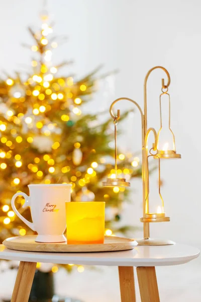 Tasse Mit Heißgetränk Auf Dem Hintergrund Weihnachtsbaum — Stockfoto