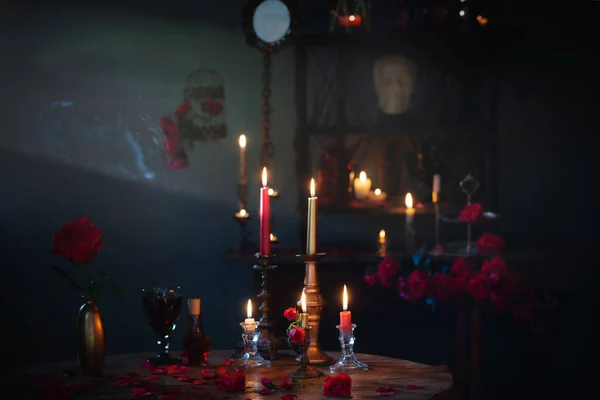 在黑暗的房间里放上红玫瑰和蜡烛的神奇药水 — 图库照片
