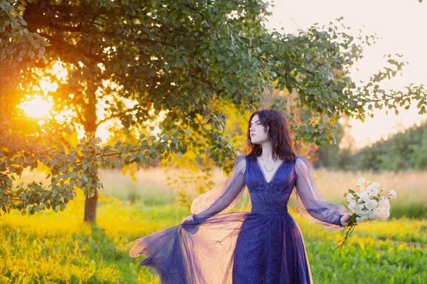 Νεαρή Όμορφη Γυναίκα Μπλε Vintage Φόρεμα Λευκά Λουλούδια Στο Ηλιοβασίλεμα — Φωτογραφία Αρχείου