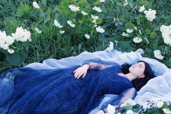 Fiatal Gyönyörű Kék Ruhában Fehér Virágok — Stock Fotó