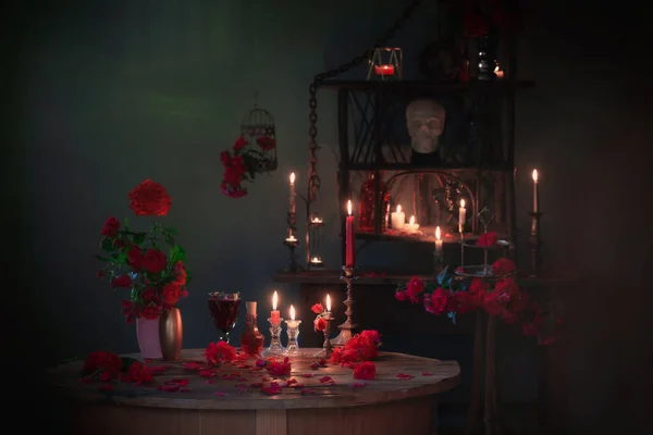 Чарівне Зілля Червоними Трояндами Палаючі Свічки Темній Кімнаті — стокове фото