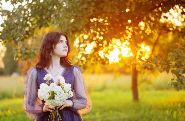 Ung Vacker Kvinna Blå Vintage Klänning Med Vita Blommor Vid — Stockfoto