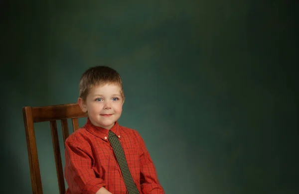 Portrét Malého Chlapce Medvídkem Zeleném Pozadí — Stock fotografie