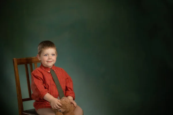 Porträt Eines Kleinen Jungen Mit Teddybär Auf Grünem Hintergrund — Stockfoto