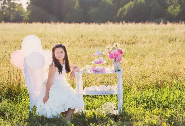 Menina Feliz Vestido Branco Com Decorações Aniversário Campo Verão — Fotografia de Stock