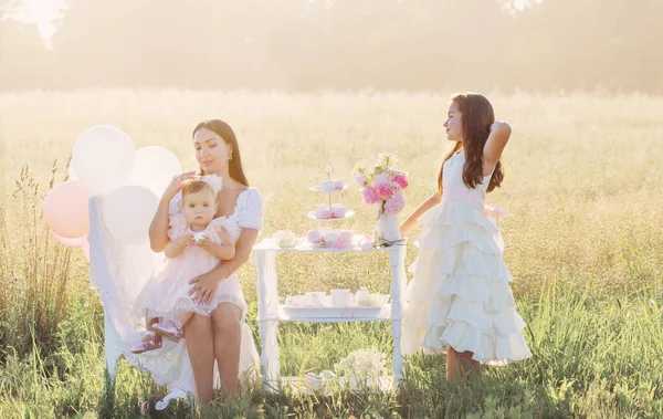 Glad Mamma Och Två Döttrar Picnik Sommarfältet — Stockfoto