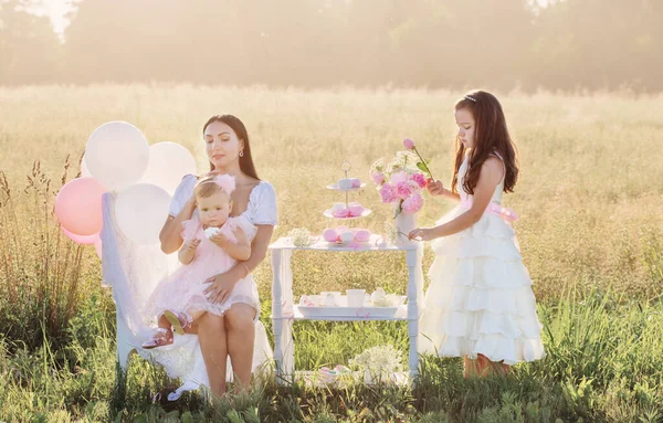 Glückliche Mutter Und Zwei Töchter Beim Picknick Sommerfeld — Stockfoto