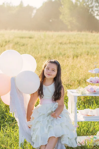Felice Bambina Abito Bianco Con Torta Compleanno Nel Campo Estivo — Foto Stock