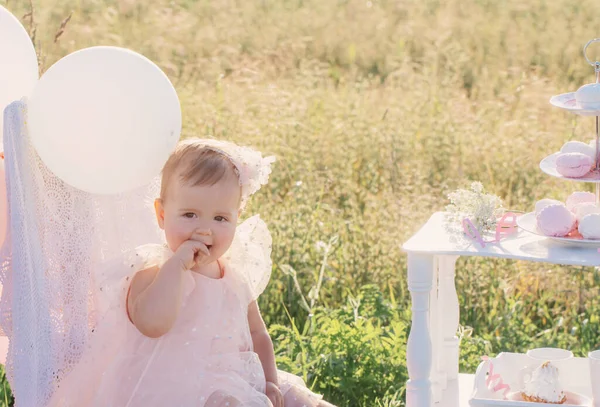 Mamma Bambina Con Torta Compleanno Nella Giornata Sole — Foto Stock