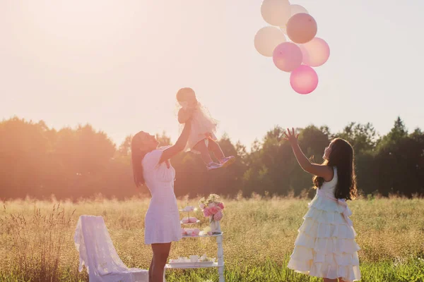 Boldog Anya Két Lánya Piknik Nyári Mezőn — Stock Fotó