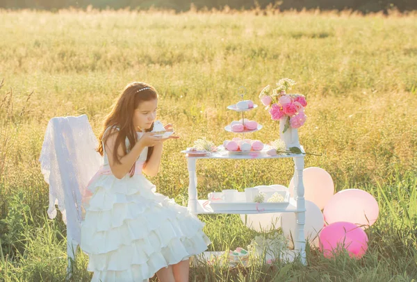 Beyaz Elbiseli Mutlu Küçük Bir Kız Yaz Tarlasında Doğum Günü — Stok fotoğraf