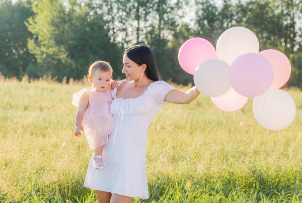 Happy Mom Little Daughter Summer Field — Stock Photo, Image