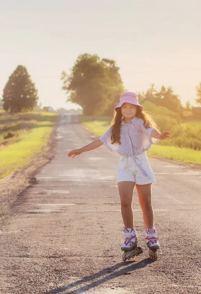 Щаслива Дівчина Роликових Ковзанах Літній Дорозі — стокове фото
