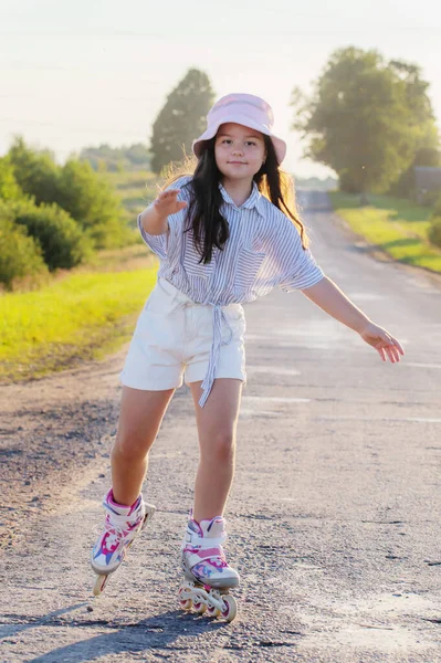 Χαρούμενο Κορίτσι Πατίνια Στον Καλοκαιρινό Δρόμο — Φωτογραφία Αρχείου