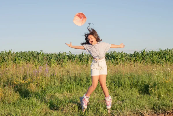 Szczęśliwa Dziewczyna Wrotkach Lecie Pole — Zdjęcie stockowe